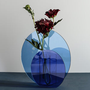 Abstraktní skleněná váza
