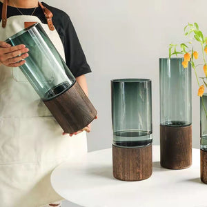 Skleněné vázy s dřevěným podstavcem