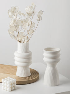 Elegantní bílé keramické vázy, různé druhy