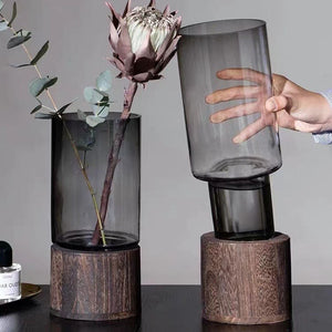 Skleněné vázy s dřevěným podstavcem