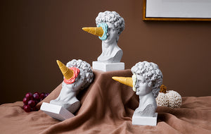 Davidova busta se zmrzlinou na obličeji, pop art styl