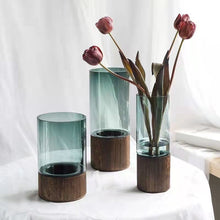 Načíst obrázek do Prohlížeče galerie, Skleněné vázy s dřevěným podstavcem